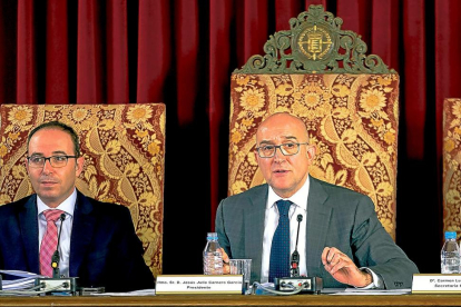 Victor Alonso y Jesús Julio Carnero ayer, durante el Pleno celebrado en el Palacio de Pimentel.-EL MUNDO
