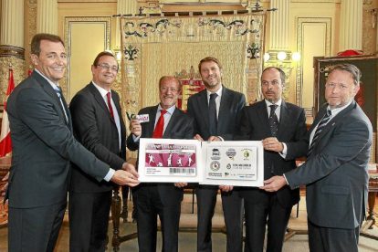 Sánchez-Valencia, Vela, De la Riva, Suárez, Garrote y Butcher, el día de la presentación del carné-J.M.Lostau