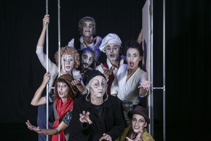 El elenco de ‘El Avaro’, de Atalaya Teatro, encabezado por Carmen Gallardo. | FELIPE ROMERO