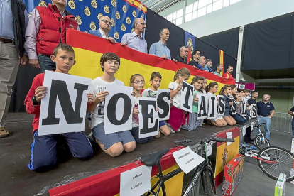 Los hijos de los policías destinados a Cataluña muestran un mensaje de apoyo a sus padres ya  todas las fuerzas del orden que trabajan allí estas semanas.-PABLO REQUEJO