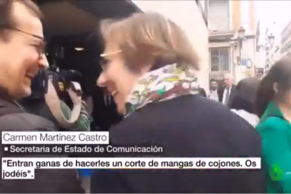 Momento en el que la secretaria de Estado de Comunicación, Carmen Martínez Castro, es pillada con la frase ¡Os jodéis!.-LA SEXTA