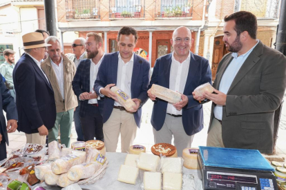 El alcalde de Valladolid, Jesús Julio Carnero, inaugura el Mercado del Queso de Villalón de Campos. J. M. LOSTAU