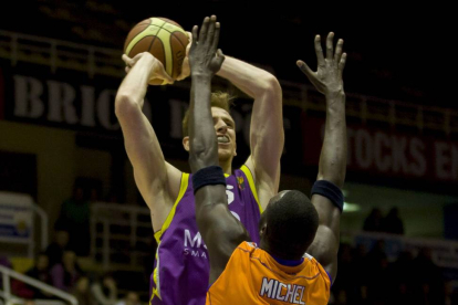 Javi Lucas se levanta ante Michel Diouf durante el último derbi-Pablo Requejo