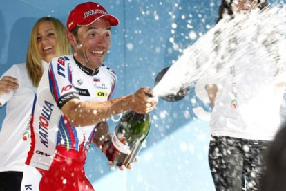 Purito saborea la victoria en el podio de la Vuelta al País Vasco.-Foto: EFE / JAVIER ETXEZARRETA