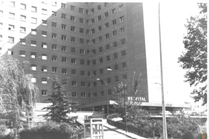 Fachada del Hospital Clínico Universitario en 1986. - ARCHIVO MUNICIPAL DE VALLADOLID