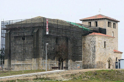 Obras en el templo de Padilla de Duero, en una anterior edición del Plan de Iglesias y Ermitas.-EL MUNDO