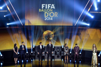Los nominados al Balón de Oro, la alemana Nadine Kessler, el portugués Cristiano Ronaldo, la estadounidense Abby Wambach, el alemán Manuel Neuer, la brasileña Marta, y el argentino Lionel Messi, participan en la gala del Balón de Oro que se celebra hoy en-Foto: EFE