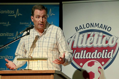 uan Carlos Sánchez-Valencia se dirige a los socios durante su última comparecencia como presidente del Atlético Valladolid.-J. M. Lostau