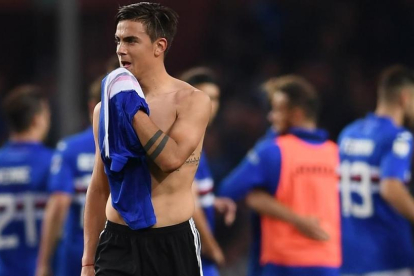 Dybala, decepcionado, tras la derrota de la Juve ante la Sampdoria.-AFP / MARCO BERTORELLO