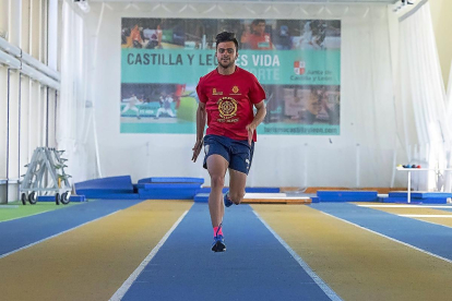 Sergio Juárez durante un entrenamiento en las pistas de Río Esgueva antes de partir a Berlín.-PABLO REQUEJO