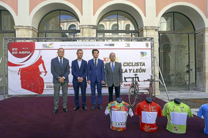José Luis López Cerrón, Lale Cubino, Alfonso Lahuerta y Roberto Coca, durante la presentación de la Vuelta.-MIRIAM CHACÓN /ICAL