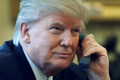 Donald Trump hablando por el teléfono fijo de su despacho en la Casa Blanca.-JONATHAN ERNST