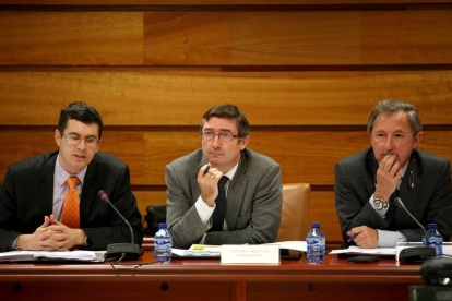 El director general de Medio Natural, José Ángel Arranz (C), asiste a la reunión del Consejo de Pesca-Ical