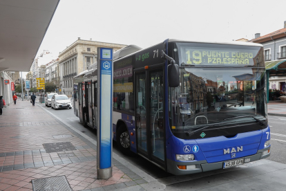 Autobús en una parada de la plaza de España. J. M. LOSTAU