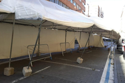 El viento vuelca los puestos del mercado de la calle Muro de Valladolid