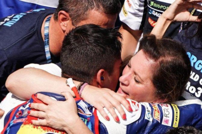 Ángel Martín y Susana Almoguera se abrazan a su hijo Jorge y lloran de felicidad en el corralito de Sepang.-ALEJANDRO CERESUELA