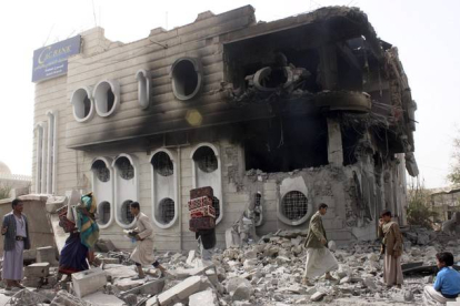 Edificio del Banco de Yemen tras un ataque aéreo.-Foto: REUTERS