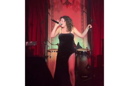 La cantante Mel Ömana en la fiesta VIP de los Goya en el Club 1844 en el Círculo de Recreo. -CAMPARI ESPAÑA