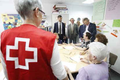 El presidente de Cruz Roja Española, Javier Sennet, realiza una visita a las instalaciones de Cruz Roja Segovia, acompañado por el presidente regional, José Varela-ICAL