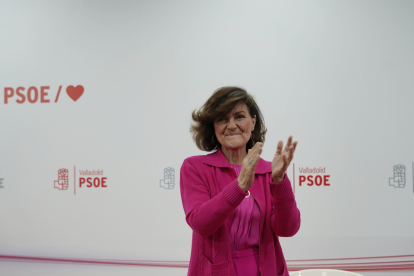 La exvicepresidenta del Gobierno, Carmen Calvo, entrega el Premio de lucha contra la violencia de género a la presidenta de Adavasymt, Concepción Minayo. -ICAL