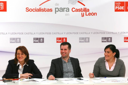 El secretario general del PSOE CyL y candidato a la Presidencia de la Junta, Luis Tudanca, junto a Soraya Rodríguez(I), y Ana Sánchez (D), durante el Consejo Territorial del partido-Ical