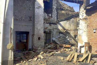 Restos de una de las estructuras del inmueble vista desde el patio, tras el incendio sofocado ayer.-EL MUNDO