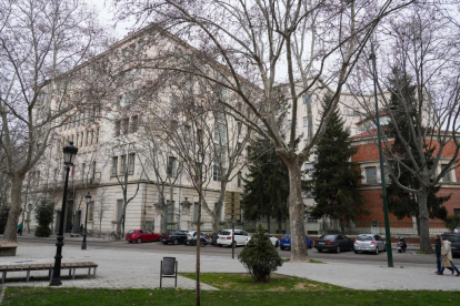 Barrio del Hospital. Facultad de Medicina en la Avenida Ramón y Cajal. - JUAN MIGUEL LOSTAU