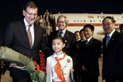 El presidente del Gobierno, Mariano Rajoy (i), junto al primer ministro Chino, Li Keqiang (d), y el embajador español en el país asiático, Manuel María Valencia Alonso ( centro detrás), a su llegada al aeropuerto de Shanghai.-Foto: EFE