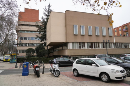 Barrio del Hospital. Servicio Territorial de Sanidad de la Junta de Castilla y León en la calle Ramón y Cajal. - JUAN MIGUEL LOSTAU