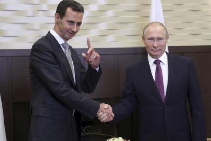 Putin (derecha) y Asad se dan la mano en su reunión en la residencia Bocharov Ruchei, en Sochi, el 20 de noviembre.-AP / MIKHAIL KLIMENTYEV