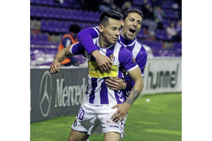 Hernán Perez es agarrado por Óscar en la celebración del gol del paraguayo ante el Numancia-J. M. LOSTAU