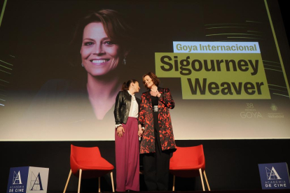 Sigourney Weaver y  Leonor Watling en el teatro Carrión de Valladolid.- PHOTOGENIC