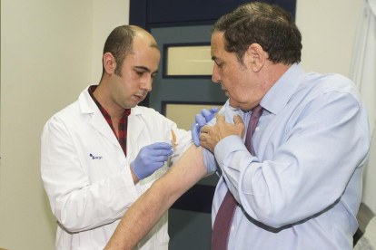 El consejero de Sanidad, Antonio María Sáez Aguado, acude a vacunarse frente a la gripe con motivo del inicio de la campaña autonómica 2018 de vacunación antigripal.-ICAL