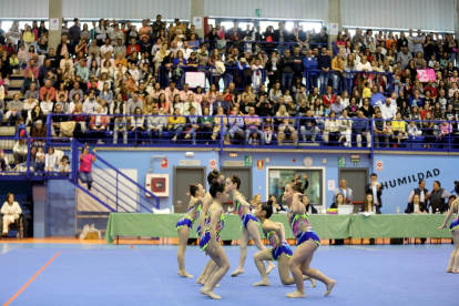 Imagen de la jornada de gimnasia rítmica de los Juegos Escolares de la Diputación en el pabellón de Olmedo. / M. ÁLVAREZ