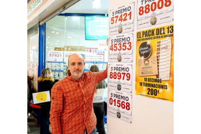 Luis Vázquez de Prada, lotero de la administración La Rana de Oro del centro comercial Río Shopping de Valladolid - PHOTOGENIC