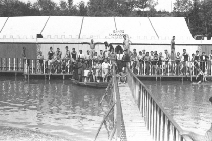 Los bañistas posan frente a El Niágara, uno de los primeros vestuarios a principios del siglo XX.-