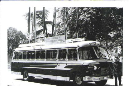 Un autobús en los sesenta, adornado con publicidad de la Semana de Cine. | ARCHIVO MUNICIPAL