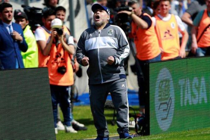 Maradona celebra el gol de su equipo en su debut con Gimnasia.-