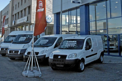 Varios vehículos comerciales descansan en la puerta de un concesionario en Valladolid.-CARLOS ESPESO