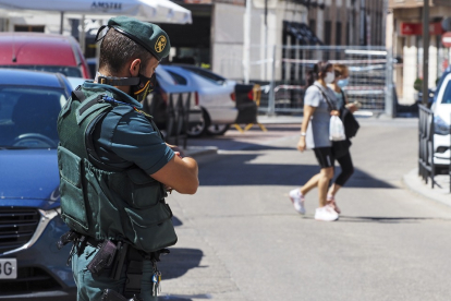 Photogenic/Miguel Ángel Santos. Valladolid. 1/8/2020. Iscar, rebotes del COVID19. Guardia civil por las calles del pueblo