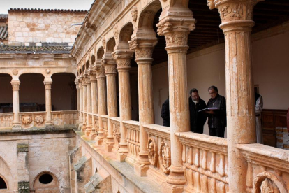 Arriba, imagen del claustro plateresco del Monasterio de Santa María de Huerta (Soria).-L. P.