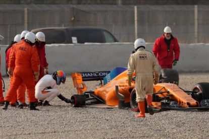 El propio Fernando Alonso quiso saber qué le había ocurrido a su rueda trasera derecha, en sus primeras vueltas en Montmeló.-REUTERS / ALBERT GEA