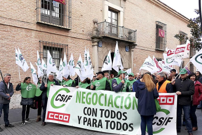 Trabajadores del Ayuntamiento de Medina del Campo, concentrados ayer en señal de protesta.-EL MUNDO