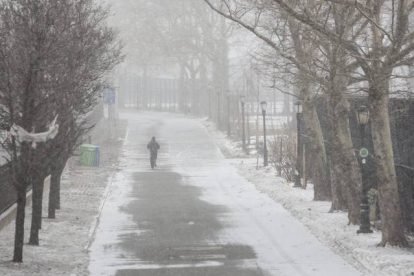 Una persona corre por el East River Park en medio de una tormenta de nieve en Nueva York, Estados Unidos, hoy, lunes 26 de enero de 2015. Más de dos mil vuelos han sido cancelados hoy en la ciudad y en el nordeste del país debido al temporal de nieve que afectará con fuerza en las próximas horas a la región, según informes de las compañías aéreas. ANDREW KELLY | EFE