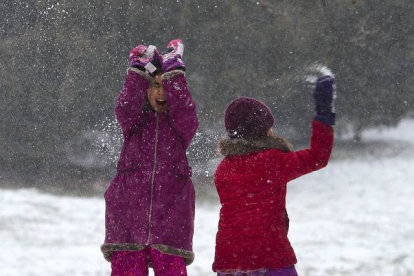 Niños se divierten tirándose nieve en Central Park CARLO ALLEGRI | REUTERS