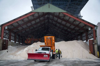 Varios oficiales del Departamento de Sanidad preparan grandes cantidades de sal durante una tormenta de nieve en Nueva York, Estados Unidos, hoy, lunes 26 de enero de 2015. Más de dos mil vuelos han sido cancelados hoy en la ciudad y en el nordeste del país debido al temporal de nieve que afectará con fuerza en las próximas horas a la región, según informes de las compañías aéreas. ANDREW KELLY | EFE