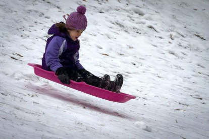 Niños jugando con la nieve en Central Park CARLO ALLEGRI | REUTERS