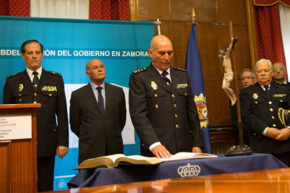 El subdelegado del Gobierno, Jerónimo García, preside la toma de posesión del nuevo comisario jefe de la Policía Nacional de Zamora, Clemente Castaño Moreno-Ical