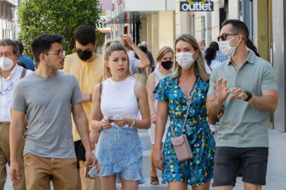 Contraste de gente con y sin la mascarilla en las calles de Valladolid el primer día en el que se levanta la prohibición de su uso en exteriores. - J.M.LOSTAU