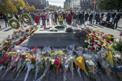 Flores y silencio frente a la tumba del soldado desconocido de Ottawa, asesinado por un yihadista.-Foto: AP / JUSTIN TANG